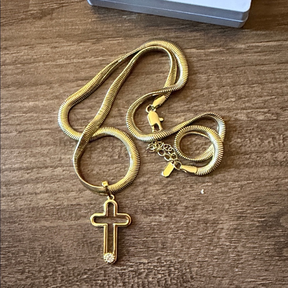 Non tarnish gold plated Cross Pendant Necklace - Picture 4 of 5